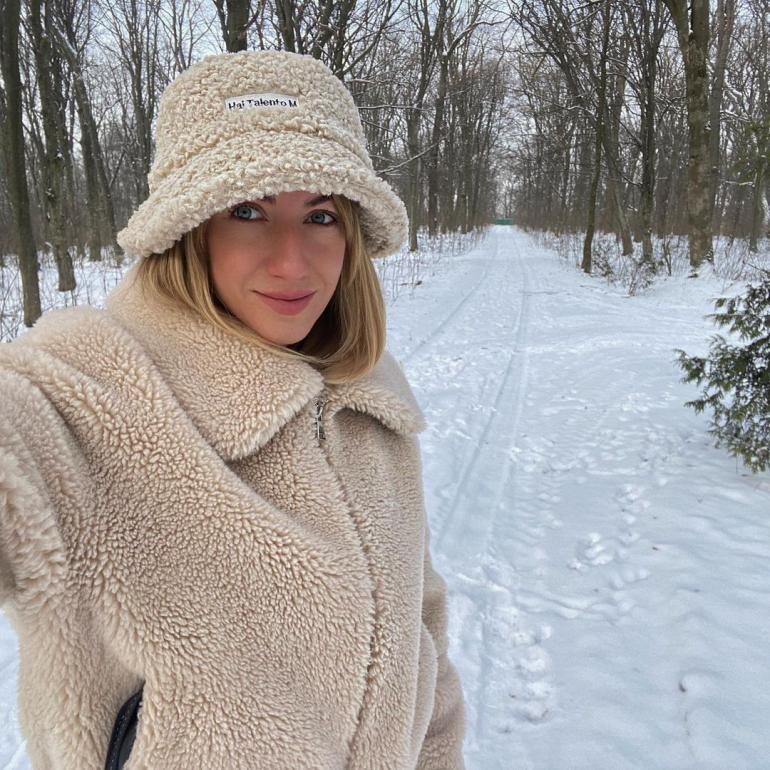 Леся Никитюк на фоне снега