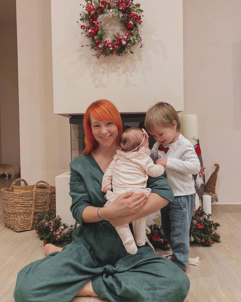 Светлана Тарабарова с детьми у камина