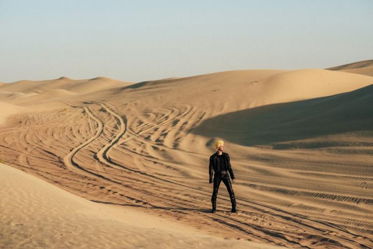 Макс Барских в пустыне в Дубаи