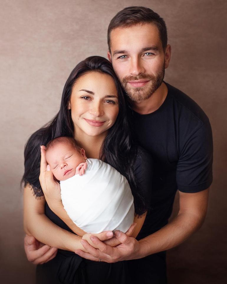 Илона Гвоздева с мужем и новорожденным сыном