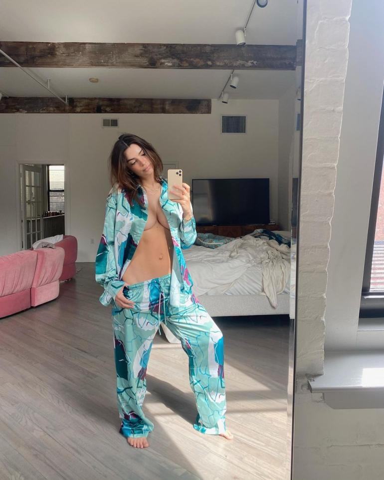 Эмили Ратаковски стоит в пижаме