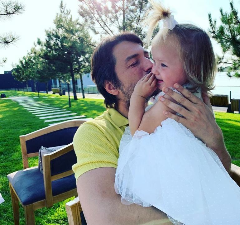 Сергей Притула  целует дочку