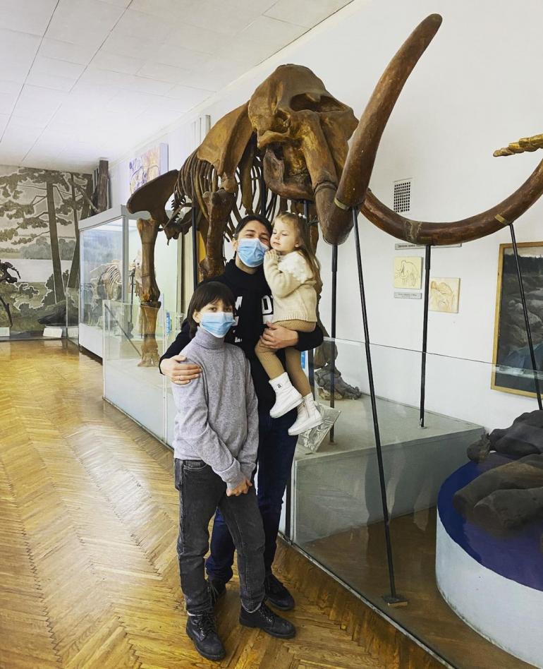 Сергей Притула с детьми в музее