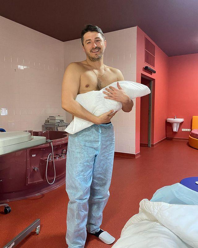 Сергій Притула і з немовлям