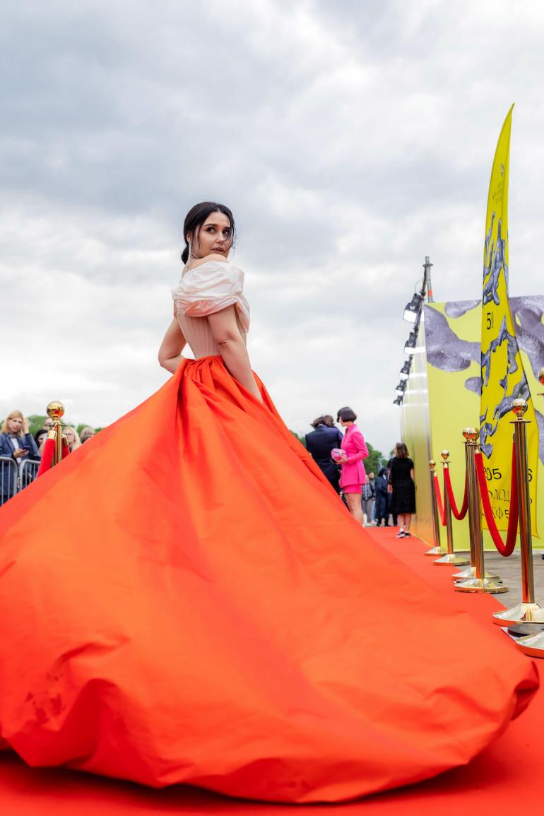 Людмила Барбір у сукні на червоній доріжці