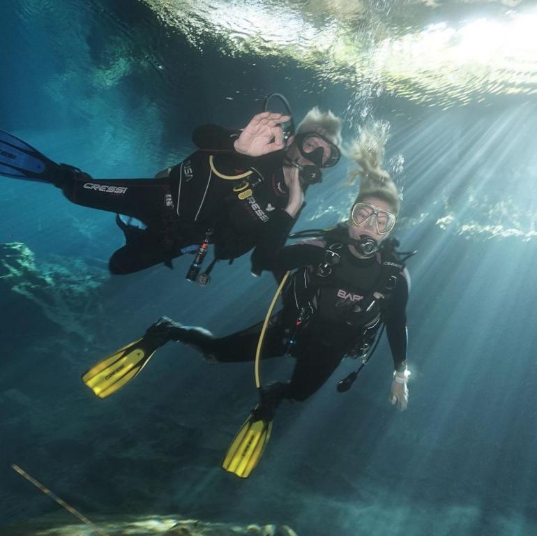 Татьяна Литвинова с мужем под водой плавает