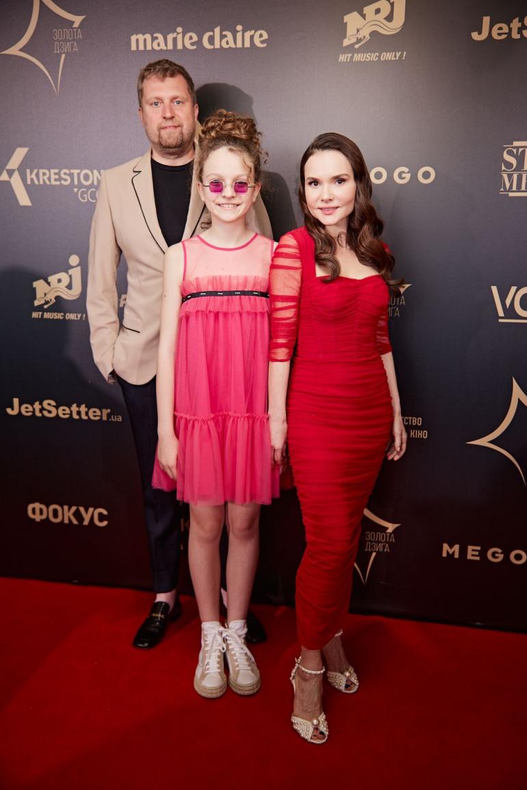 Олена Лавренюк з донькою та чоловіком