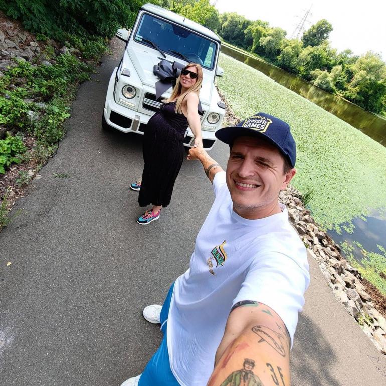 Анатолий Анатолич с женой возле машины