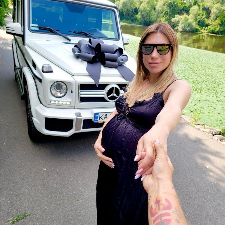 Жена Анатолия Анатолича Юлия на фоне машины