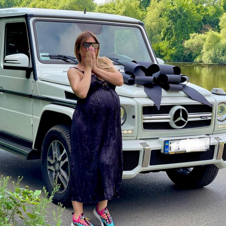 Жена Анатолия Анатолича Юлия возле машины