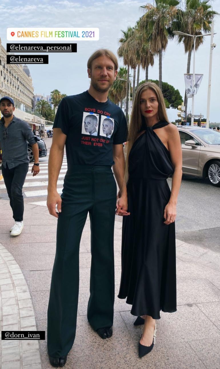 Иван Дорн с женой стоит на улице