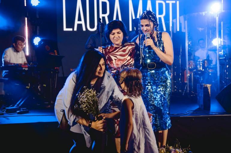 Лаура Марти с мамой и сестрой