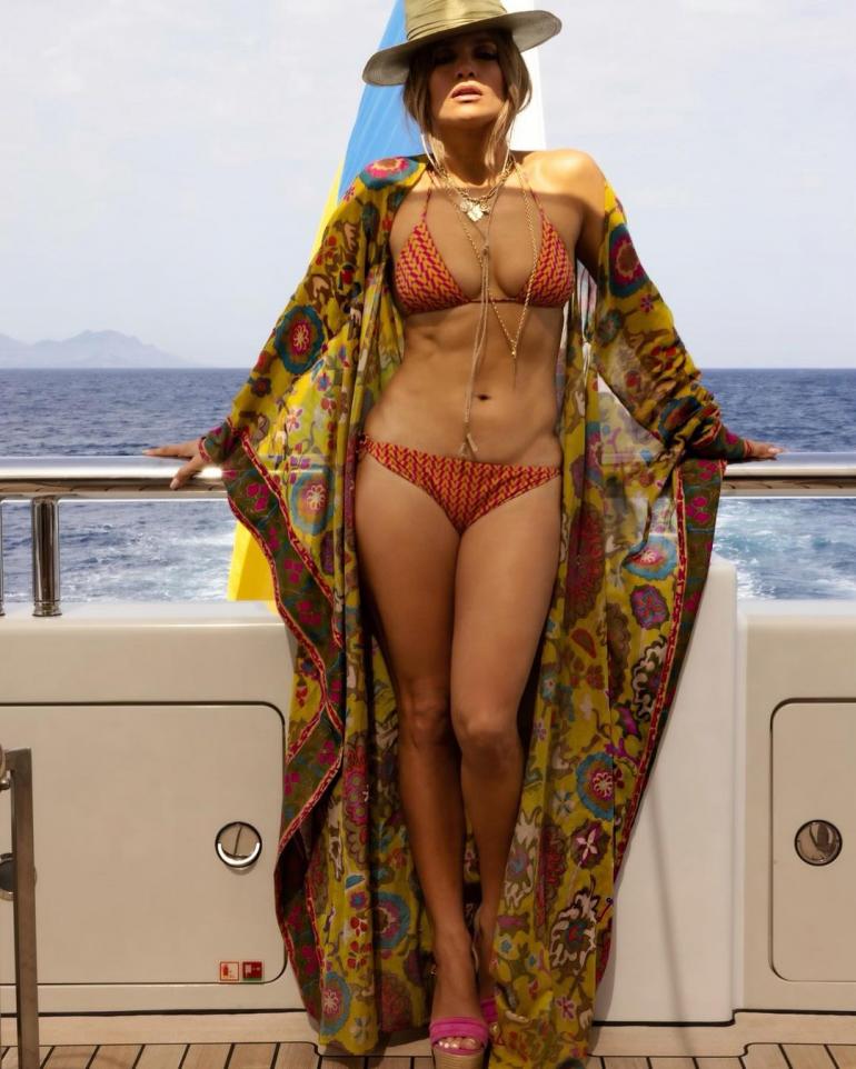 Дженнифер Лопес стоит на яхте в купальнике