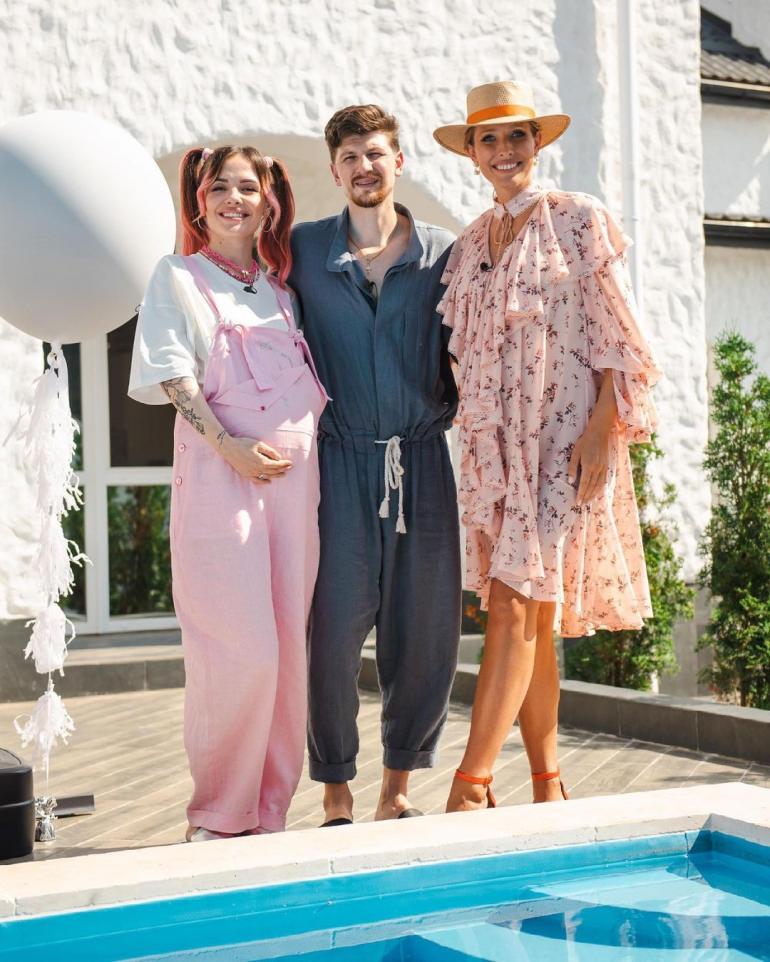 MamaRika, Сергей Середа и Екатерина Осадчая стоят у дома