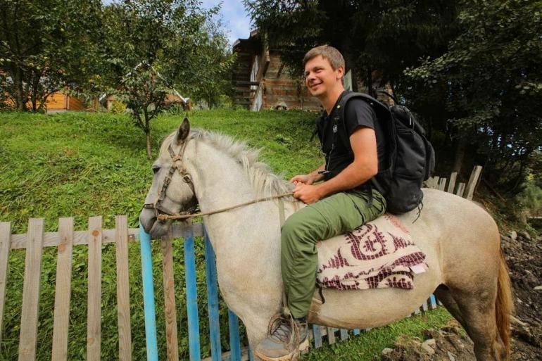 Дмитрий Комаров на лошади