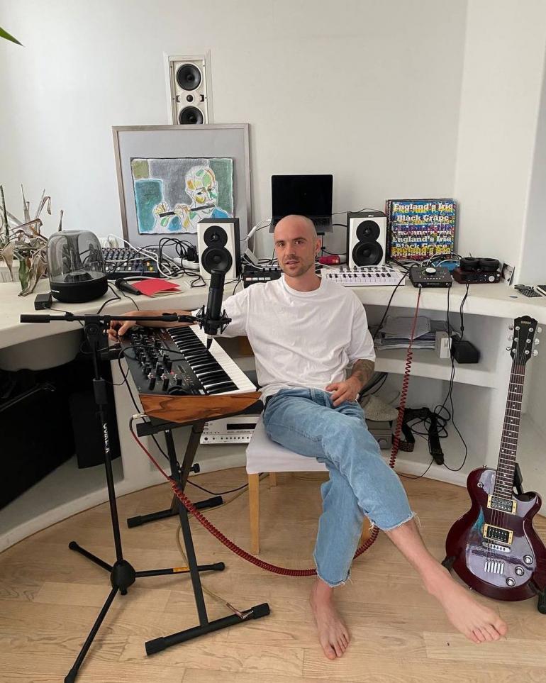 Миша Кацурин сидит в комнате за синтезатором