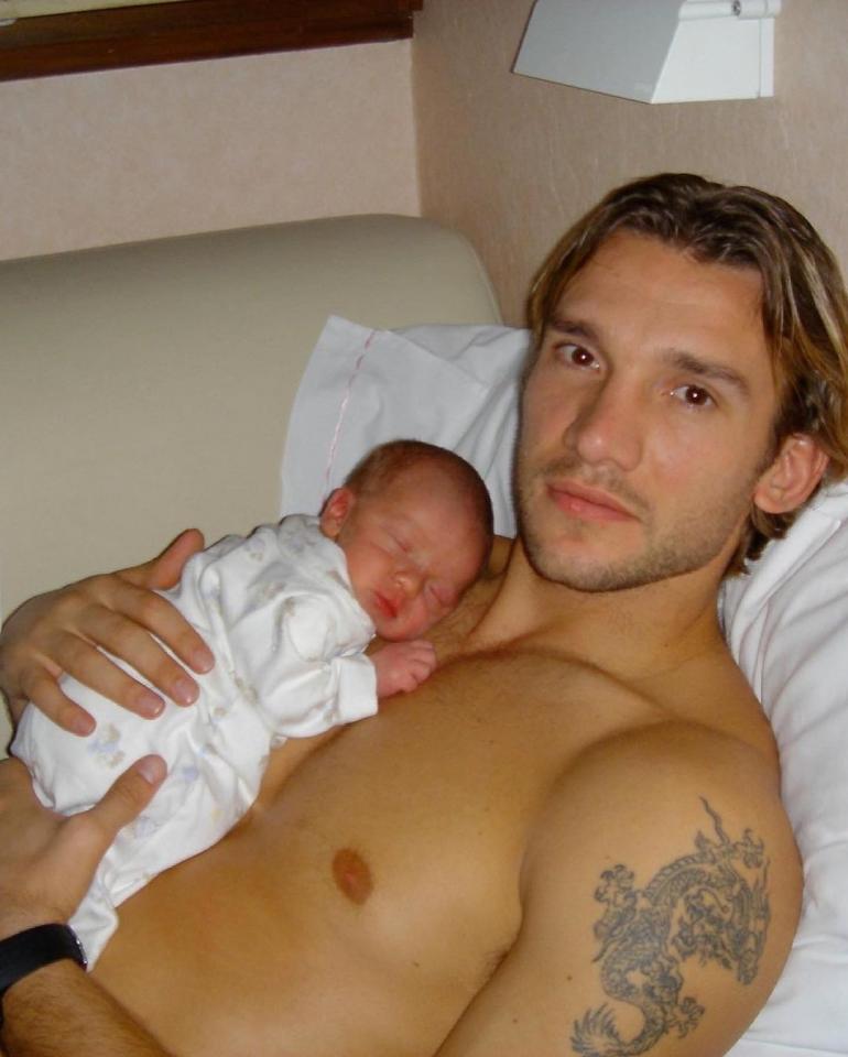 Андрей Шевченко с сыном лежит на кровати