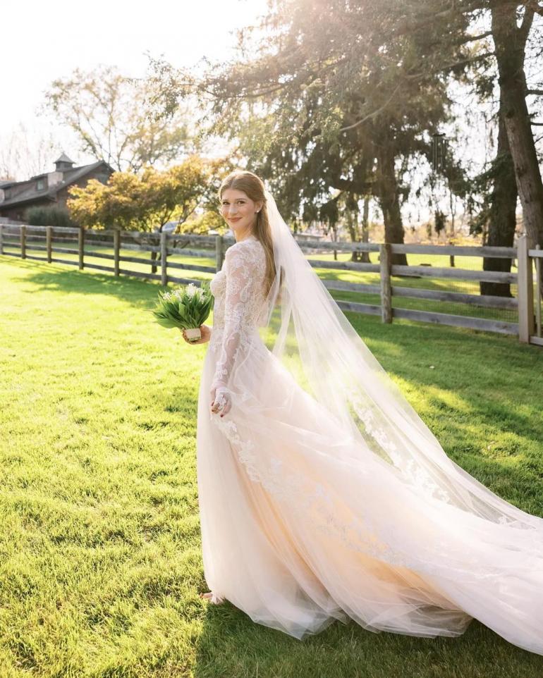 Дженнифер Гейтс в свадебном платье на лужайке