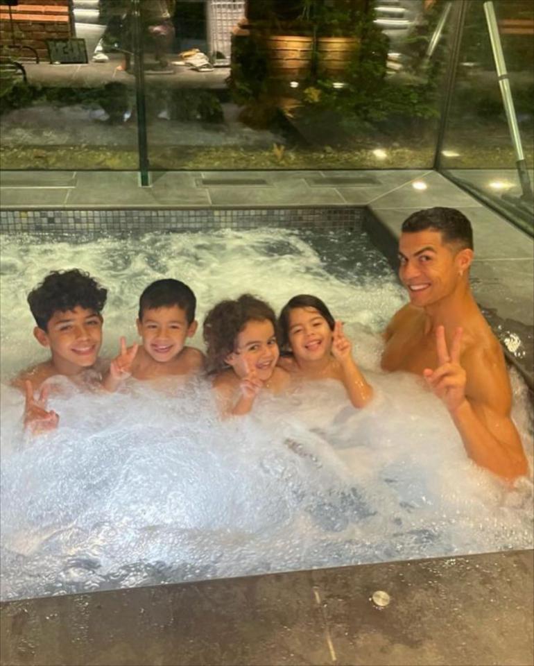 Криштиану Роналду с детьми в бассейне