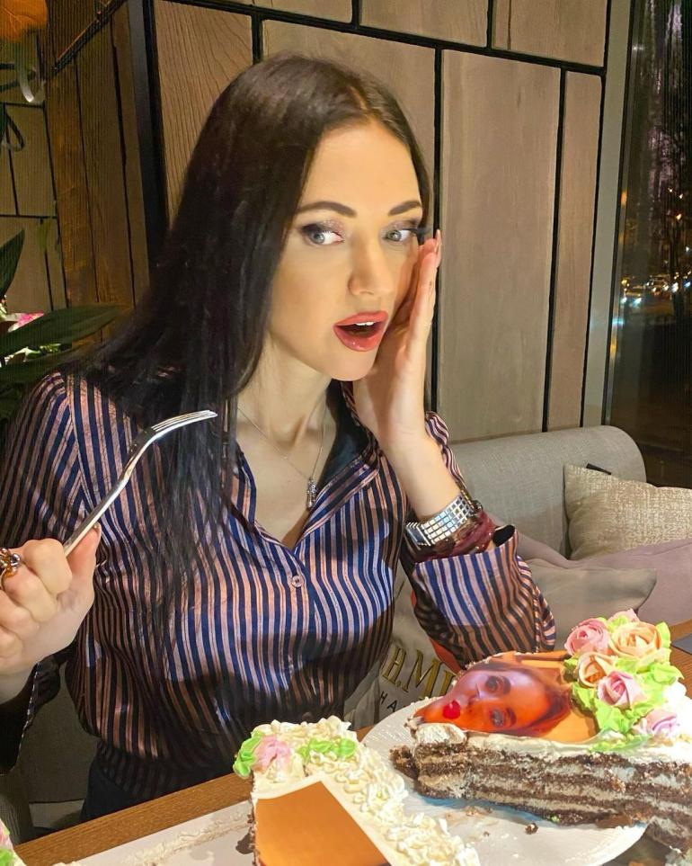 Виктория Смеюха есть торт