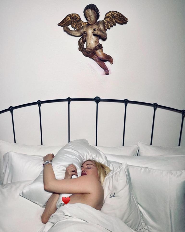 Мадонна лежит в кровати