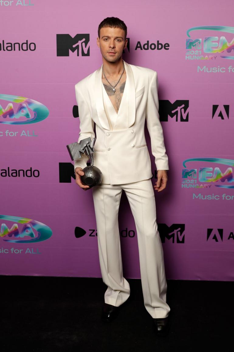 Макс Барских стоит со статуэткой MTV