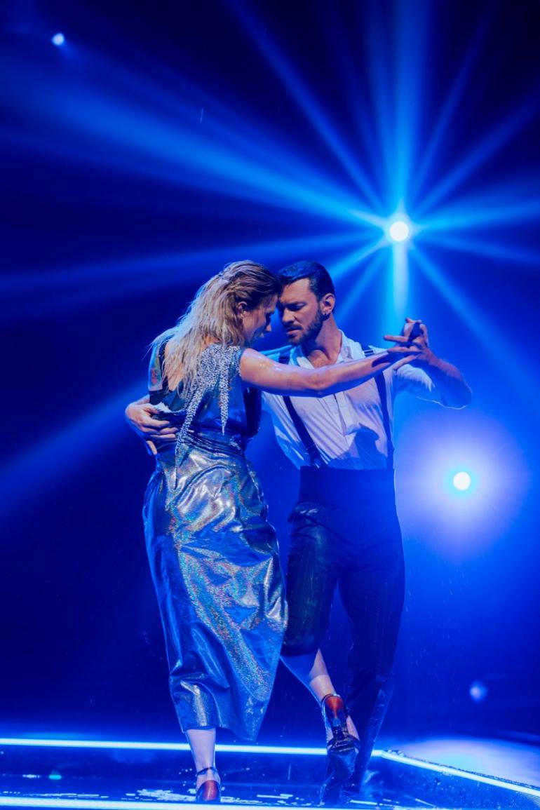 Дмитрий Дикусар и Ольга Харлан танцуют