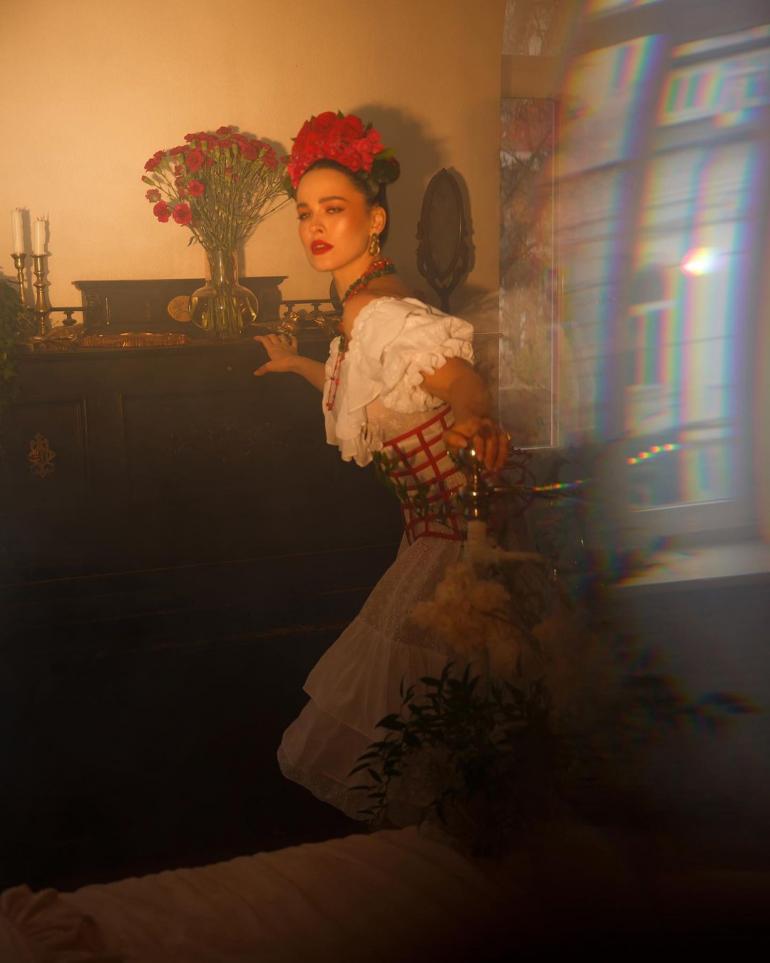 Даша Астафьева в образе Фриды Кало 