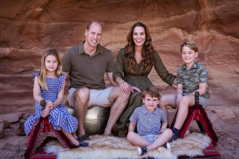Кейт Миддлтон и принц Уильям с детьми  сидят 