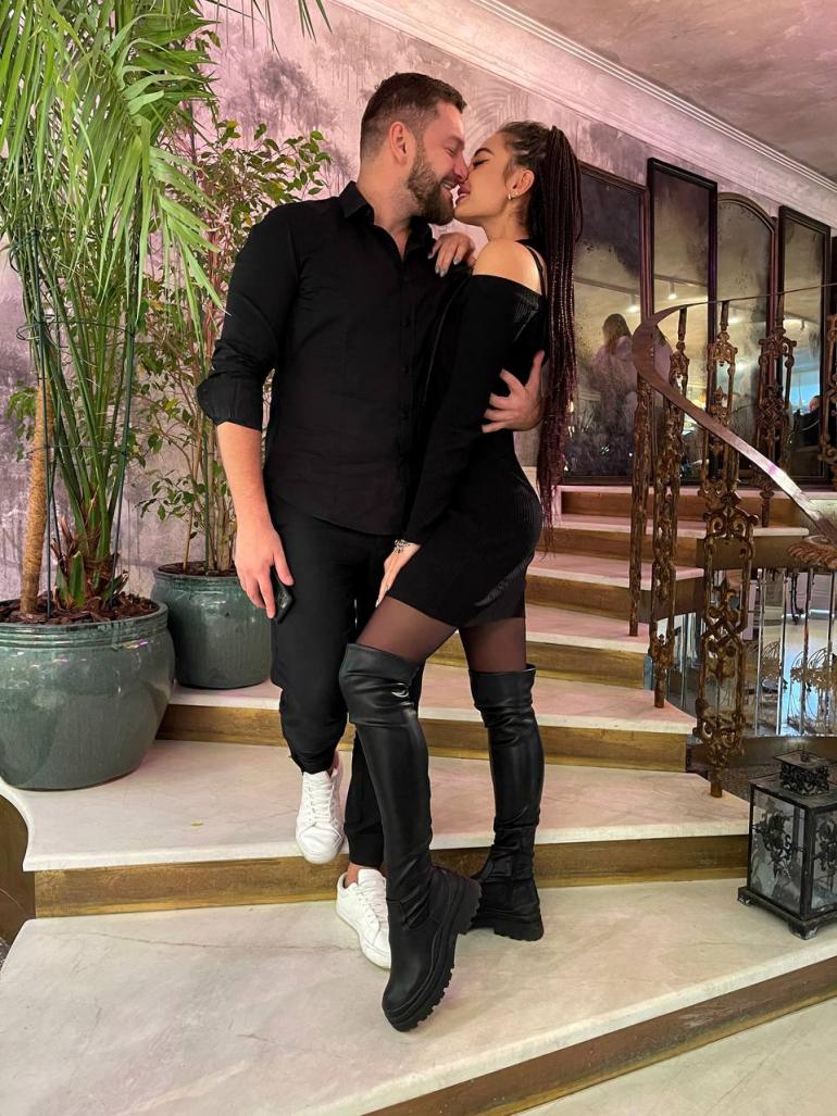 Богдан Юсипчук цілується з дівчино