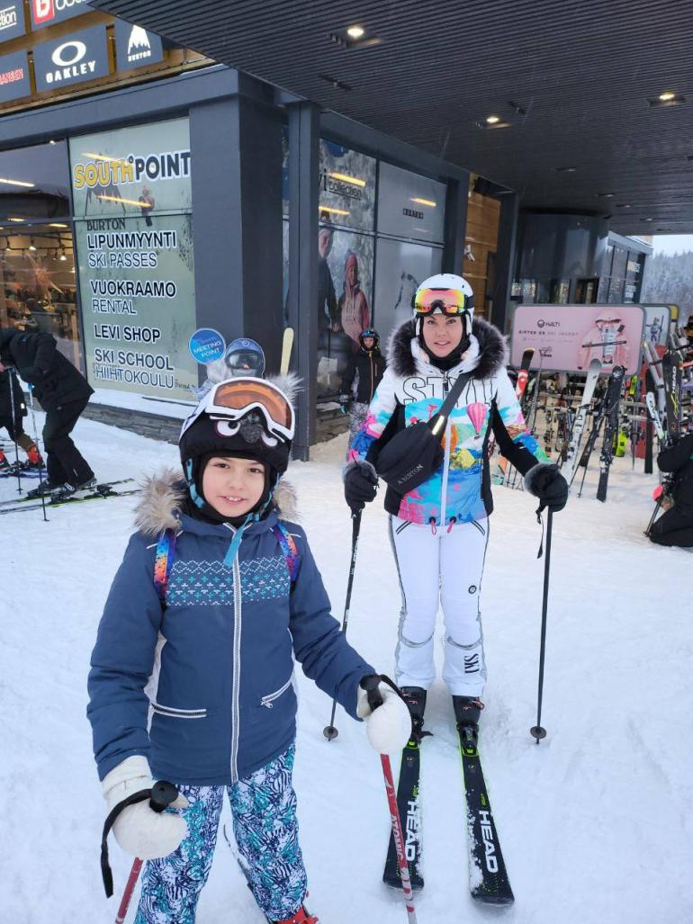 Камалія із донькою на лижах