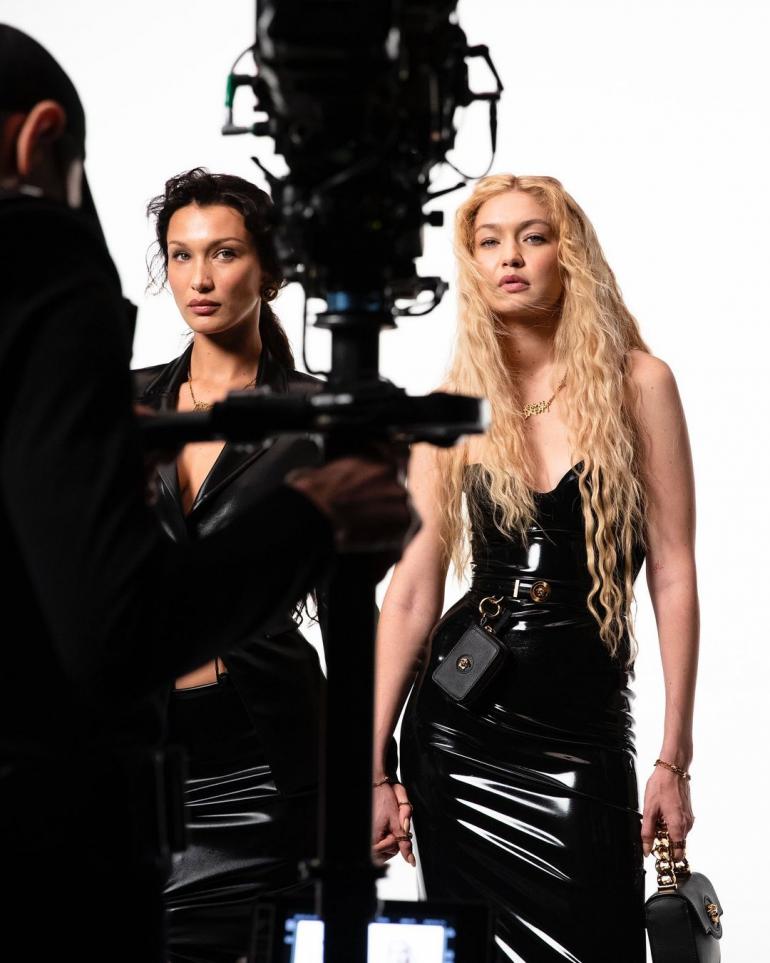 Сестри Белла та Джіджі Хадід у рекламі Versace
