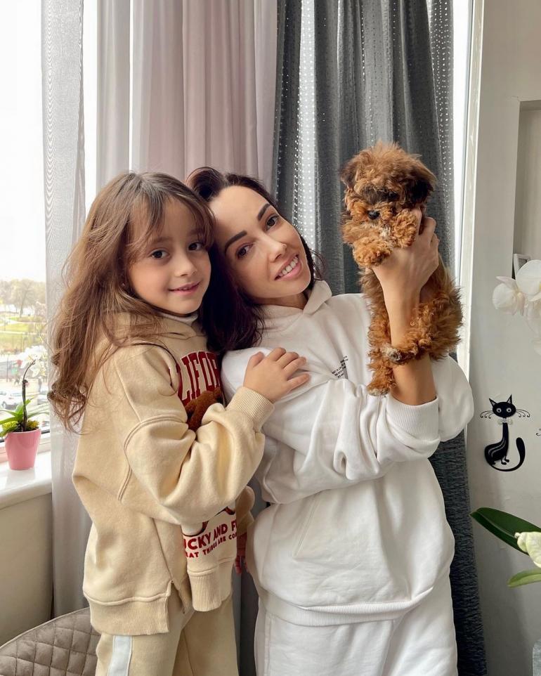 Катерина Кухар з донькою і собакою