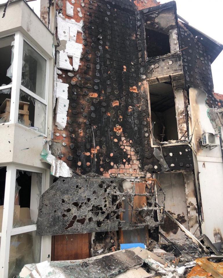 Зруйнований дім батьків Євгена Синельникова