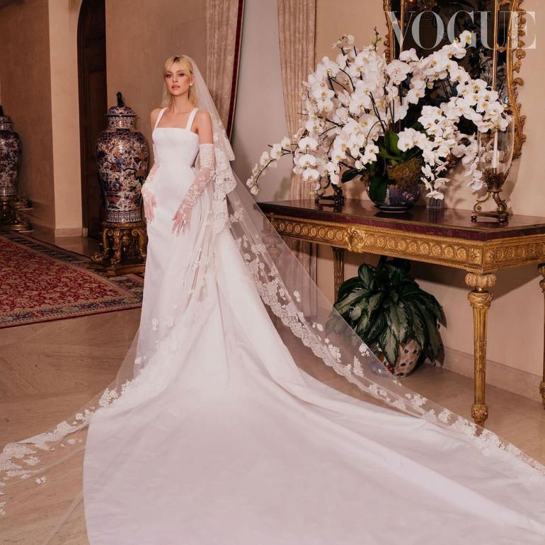 Нікола Пельтц у весільній сукні від Valentino