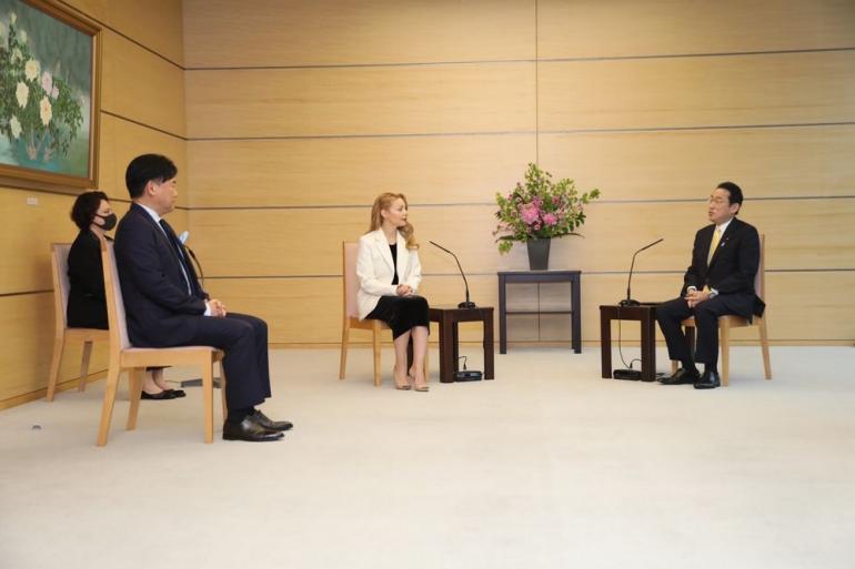 Тіна Кароль та прем'єр-міністр Японії Кісіда Фуміо