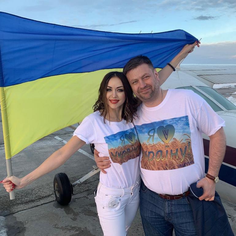 Наталія Валевська з чоловіком на фоні флагу
