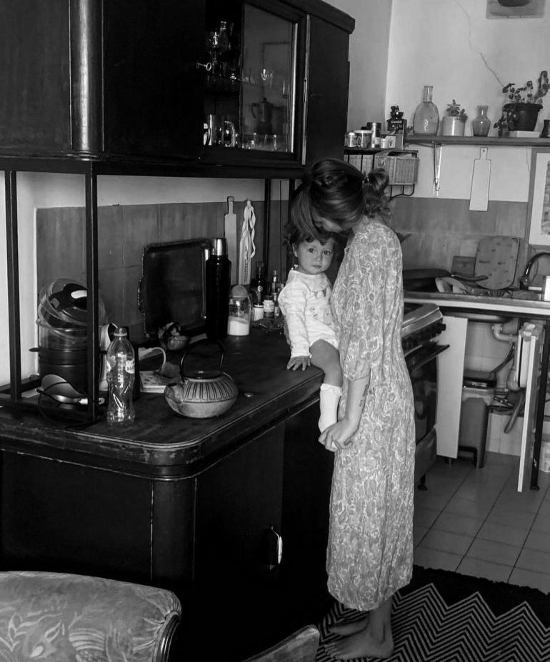Лиза Бардаш с дочкой стоит на кухне