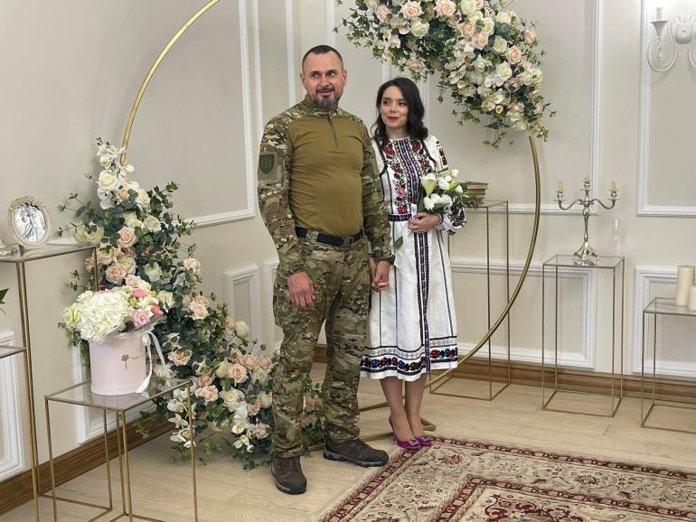 Олег Сенцов стоїть із дружиною