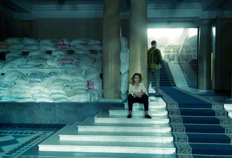 Олена Зеленська сидить на сходах