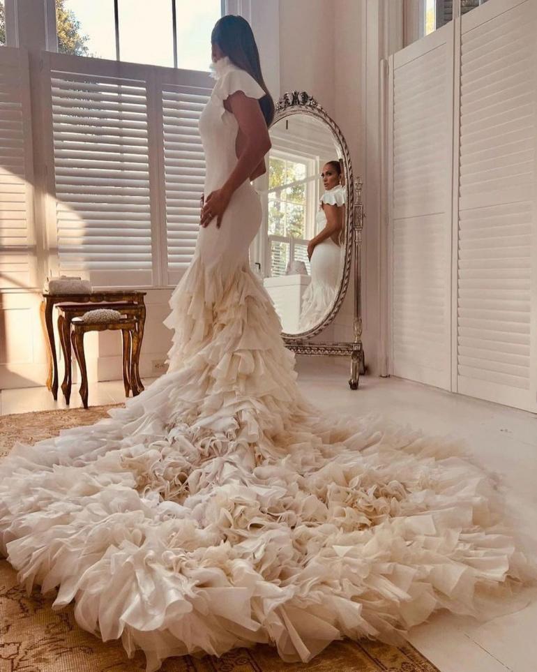 Дженніфер Лопес у весільній сукні