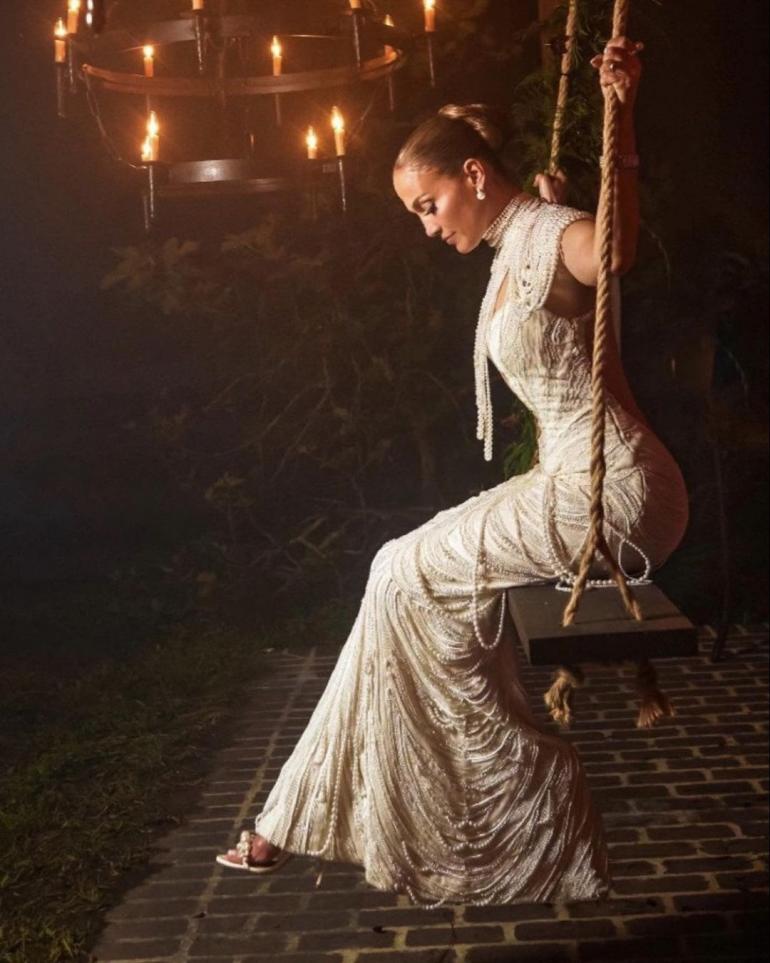 Дженніфер Лопес у весільній сукні на гойдалці