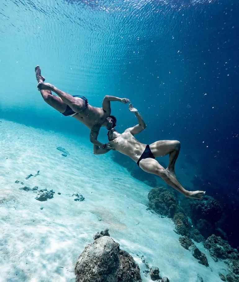 Андрій Хветкевич плаває під водою