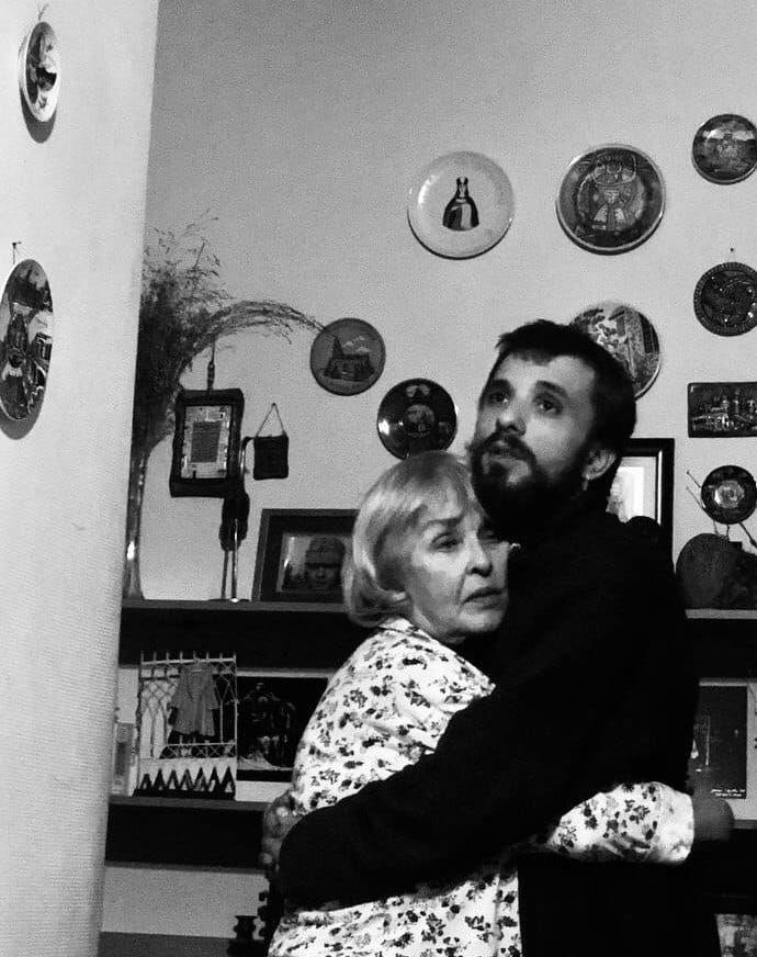 Ада Роговцева стоїть обійнявшись із онуком