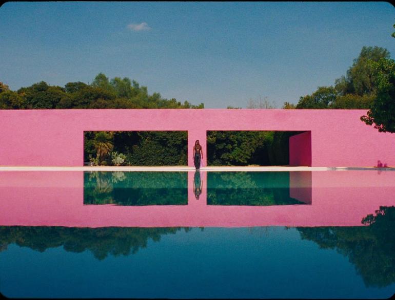 Рожевий дім у басейна