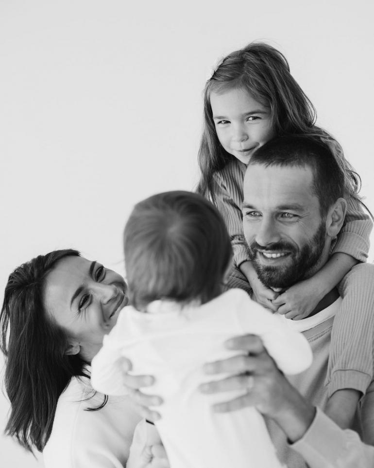 Ілона Гвоздьова з чоловіком і дітьми