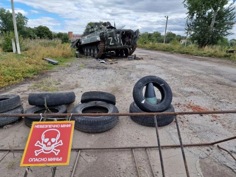 на дорозі стоїть танк