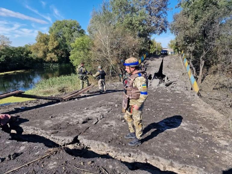 на дорозі стоїть чоловік