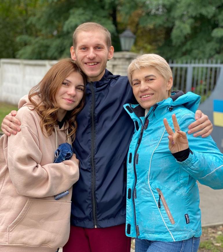 Дмитро Козацький з сестрою та мамою