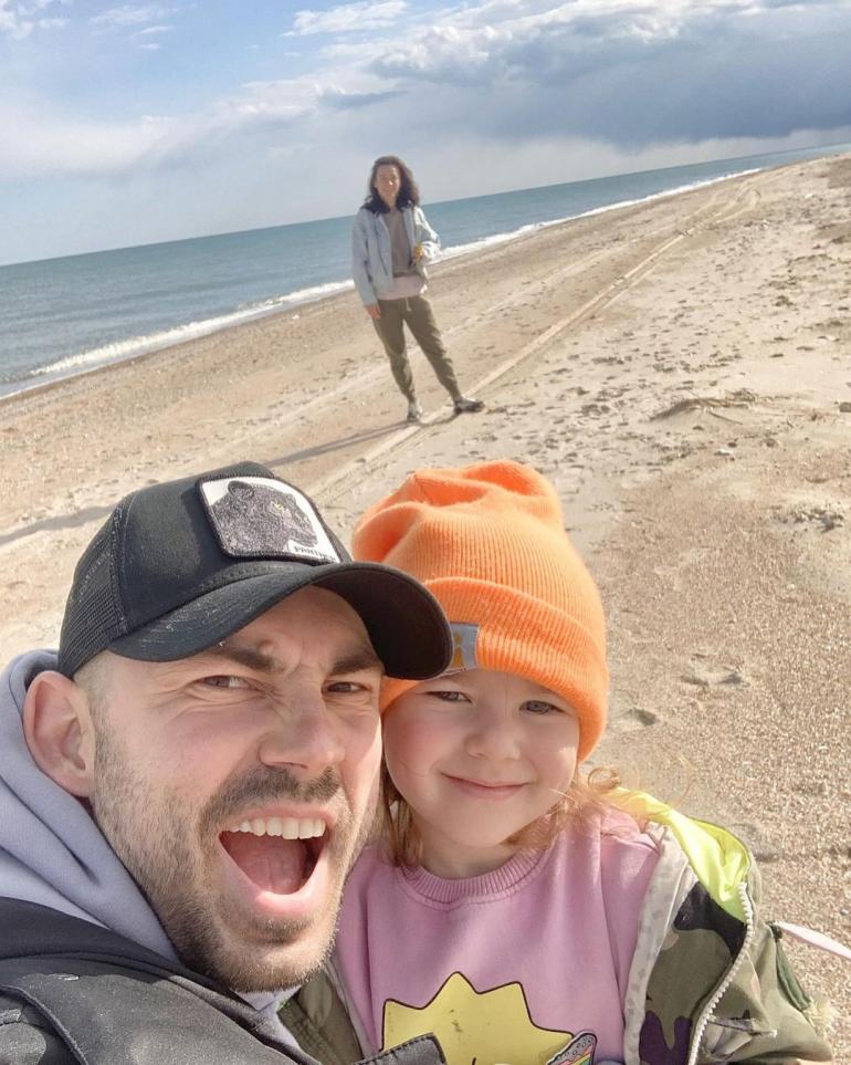 Андрій Бєдняков на пляжі із сім'єю